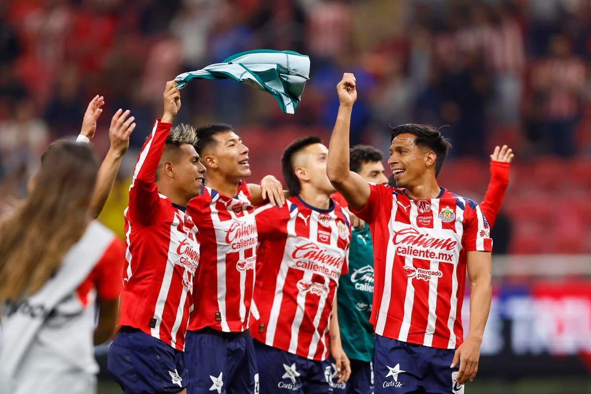 Efecto argentino en Chivas: Milito salda otra deuda pendiente