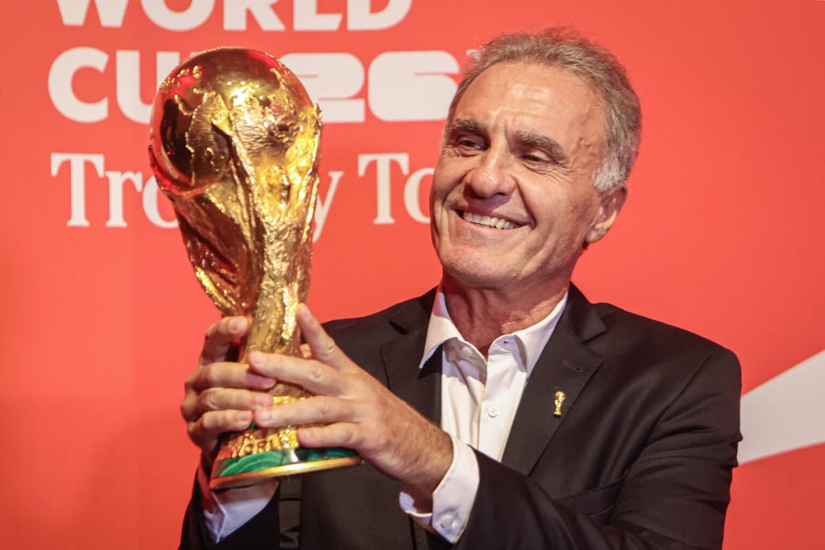 El trofeo de la Copa del Mundo llega a Uruguay con el argentino Oscar Ruggeri