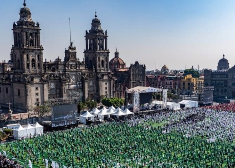Ciudad de México logra un Guiness, con 9500 personas en clase de futbol a la vez
