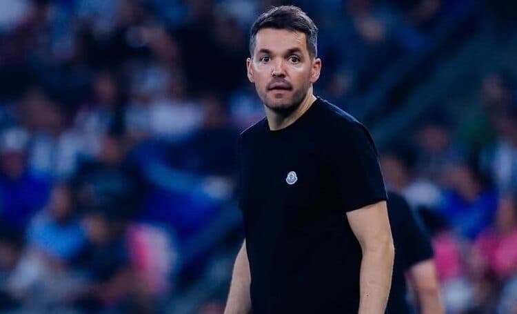 Técnico argentino Larcamón elogia a su Cruz Azul, líder en México