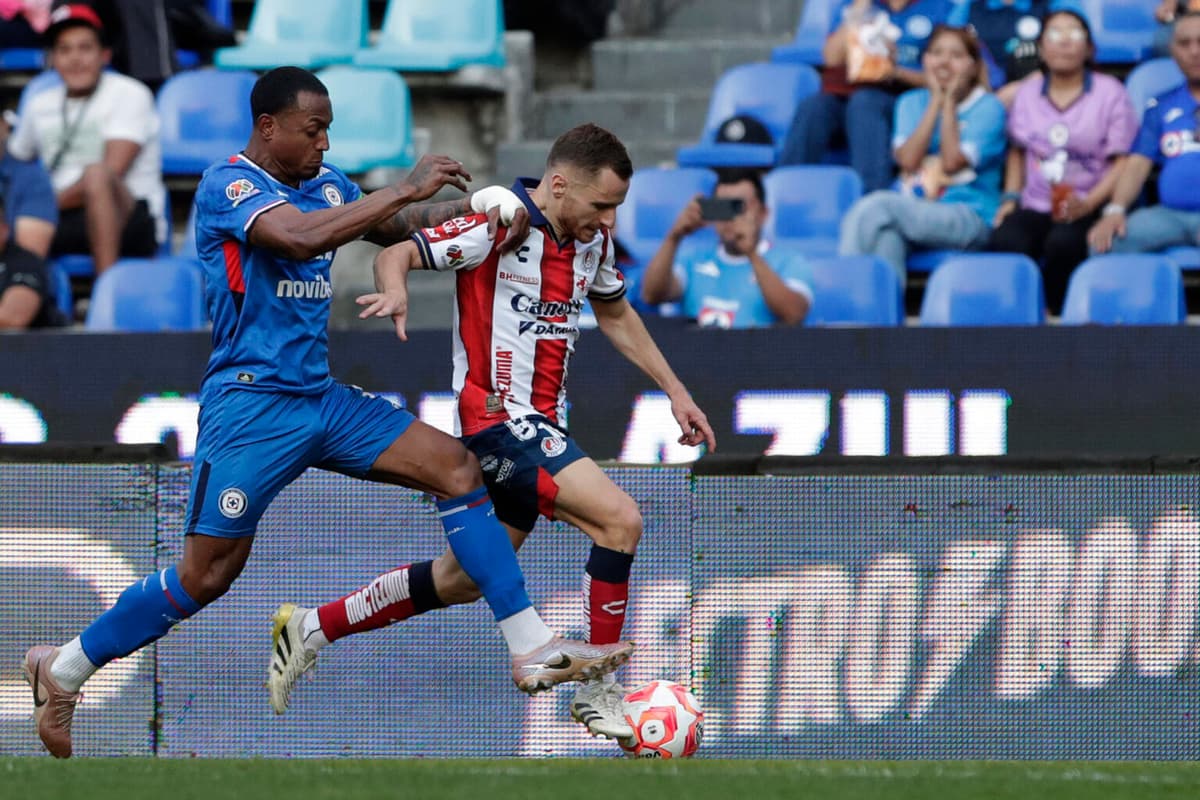Cruz Azul golea al San Luis con goles argentino, uruguayo y mexicano