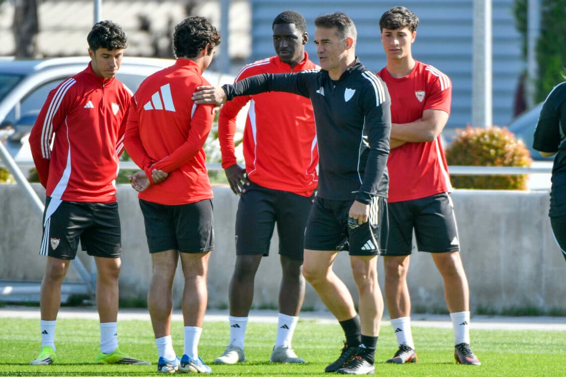 ‘Primer día en la oficina’ para el español García Plaza, el sustituto del argentino Almeyda en el Sevilla