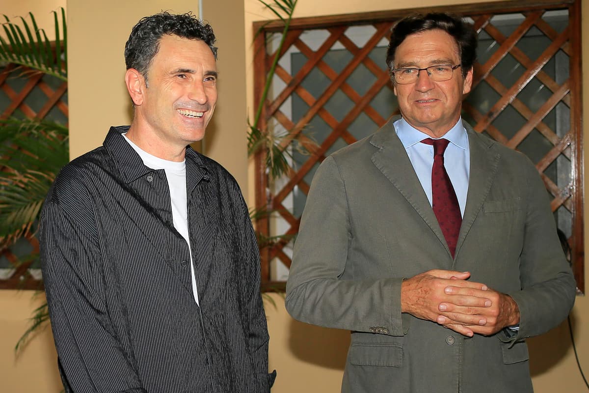 El embajador de España recibe al seleccionador de Honduras y le desea éxitos