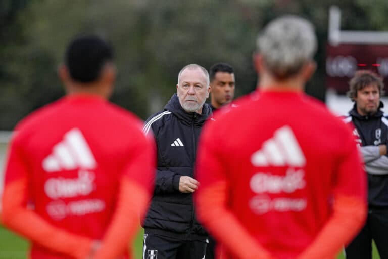 El brasileño Mano Menezes dirige en París su primer entrenamiento con la selección peruana