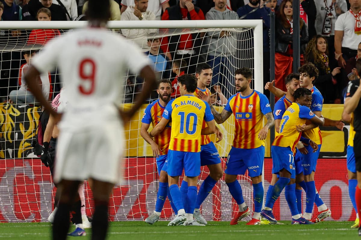 El Valencia, muy efectivo, deja muy tocado al Sevilla del argentino Almeyda