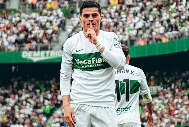 Chileno Cepeda le da el triunfo al Elche ante el Valencia