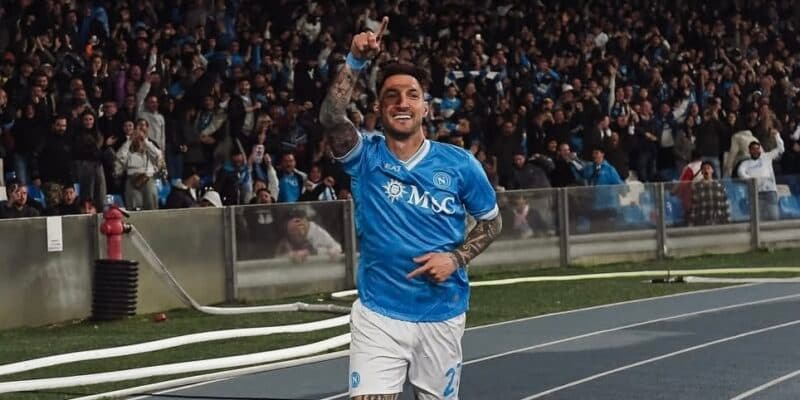 El Nápoles derrota al Milán y se pone a 7 puntos del Inter, con dos sudamericanos en la titular