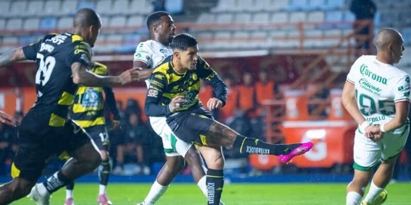 Pachuca se pone segundo en Liga MX con triplete del mexicano Sánchez