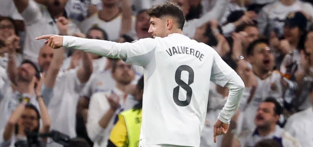 Fede Valverde, centrocampista **uruguayo** del Real Madrid, durante un partido de LaLiga EA Sports en el estadio Santiago Bernabéu.