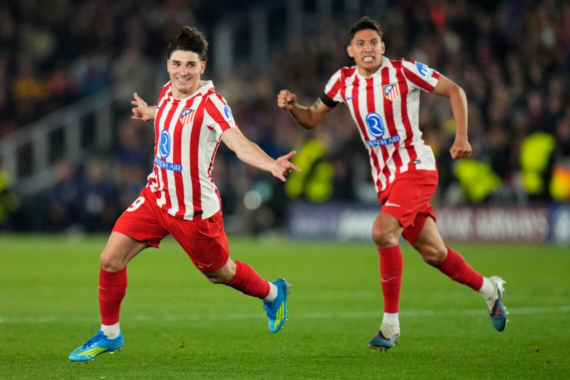 Con un golazo del argentino Álvarez, el Atlético humilla al Barcelona