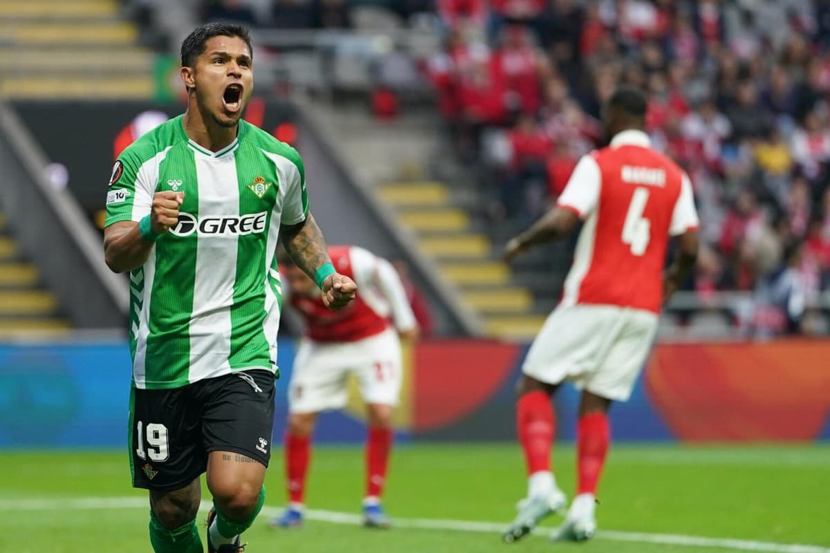 El colombiano Cucho Hernández, pone el Betis a soñar con las semis