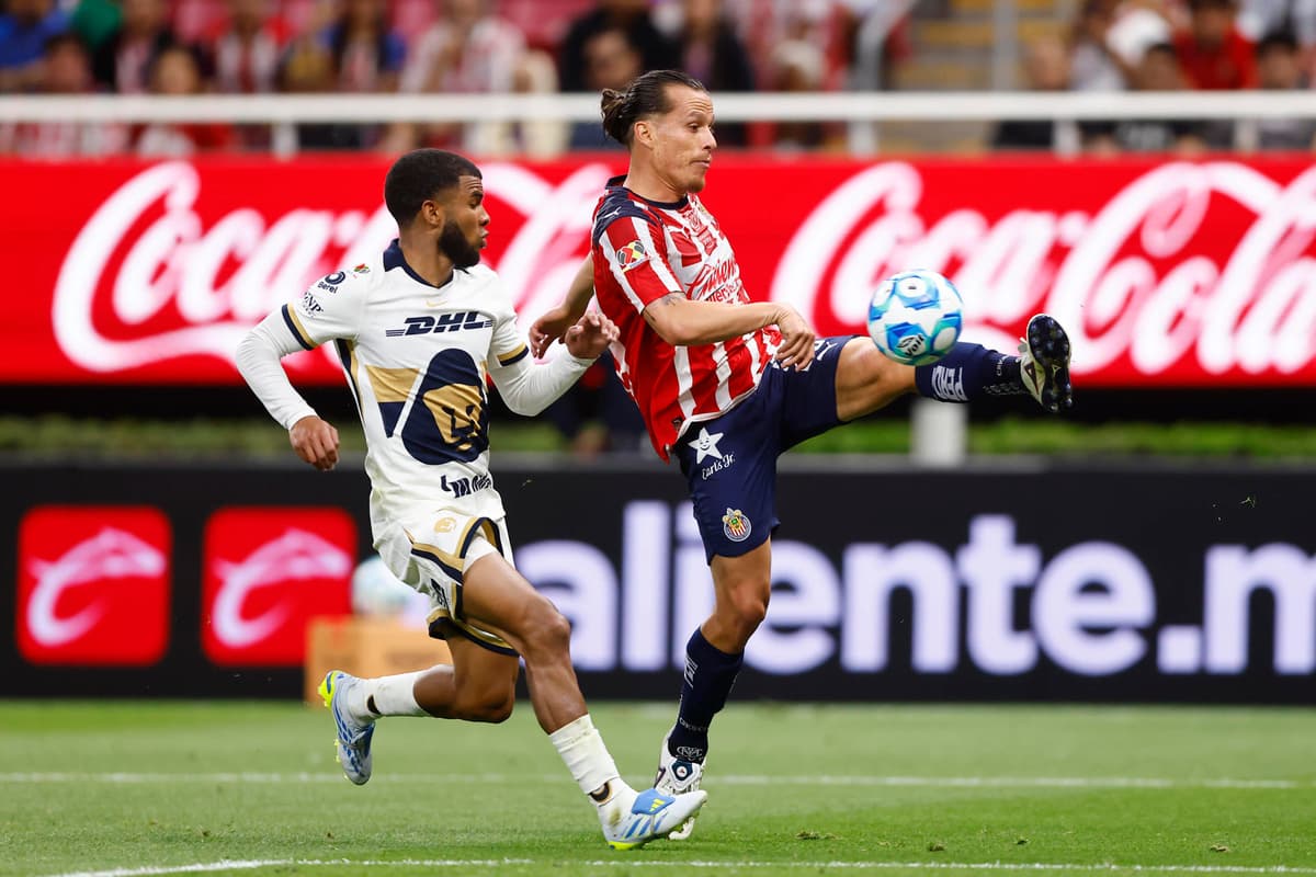 «Hormiga» González hizo doblete y luego de 13 fechas, Chivas sigue líder en México