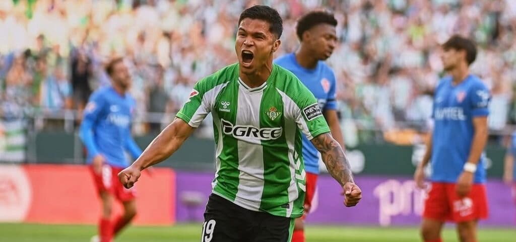 Con gol del colombiano Cucho Hernández, el Betis derrota al Elche y jugará Champions 21 años después