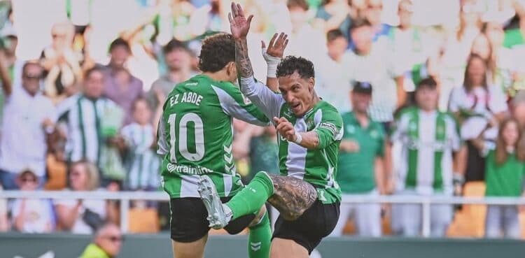 Doblete del colombiano «Cucho» Hernández para que el Betis se encamine a la quinta plaza y el Oviedo, directo al descenso