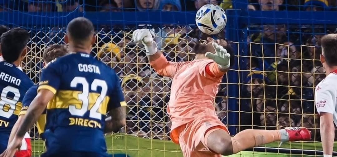 Arquero ecuatoriano Galindez, figura en Huracán para eliminar a Boca en plena Bombonera