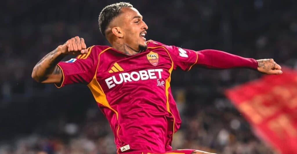 Con gol de brasileño Wesley, Roma goleó a Fiorentina y no renuncia a podio de Serie A