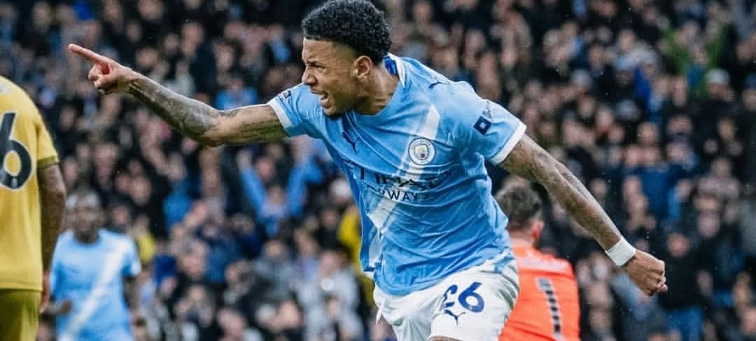 Brasileño Savinho anota para Manchester City, que gana y prolonga la definición de la Premier…