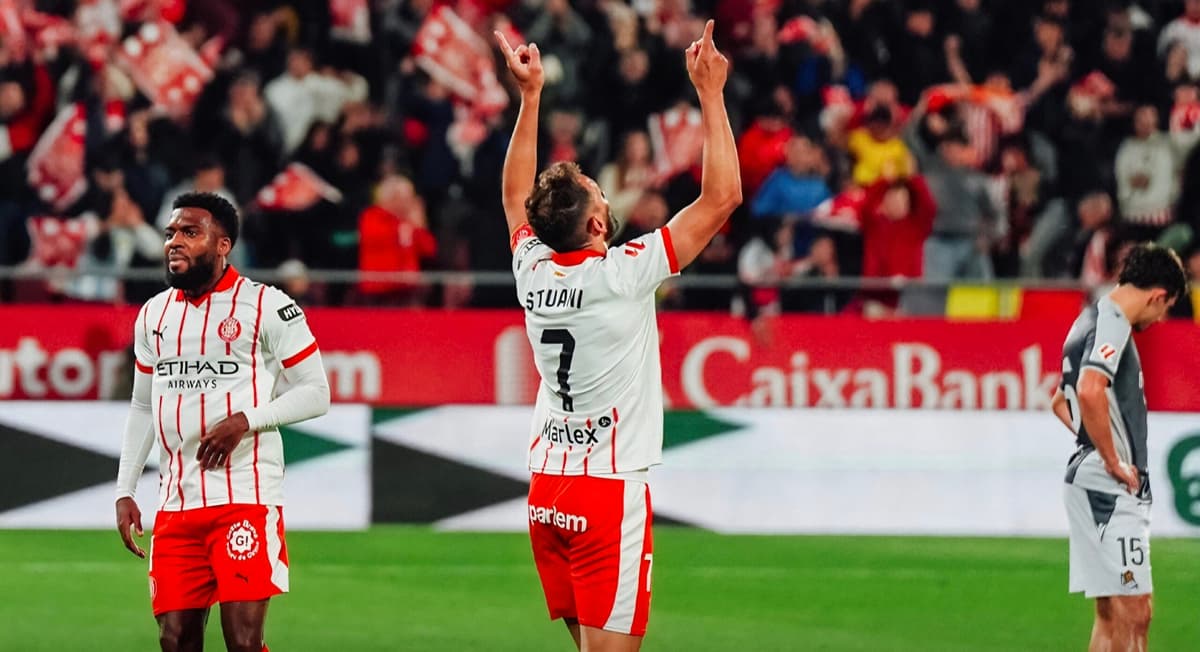 Uruguayo Stuani anota un gol y el Girona sale parcialmente del descenso, ante la Real Sociedad