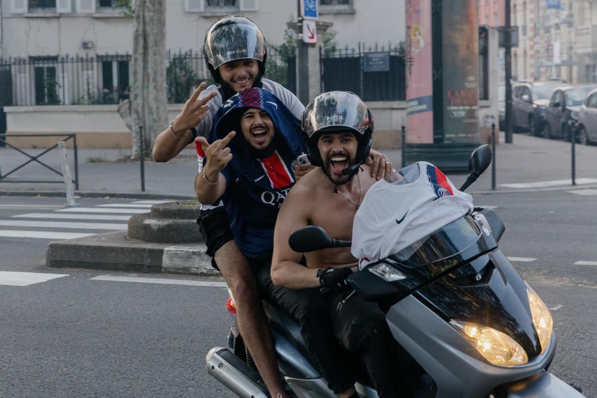 DRAMA Muere motorista en París, durante festejos del PSG que pasan a desorden público