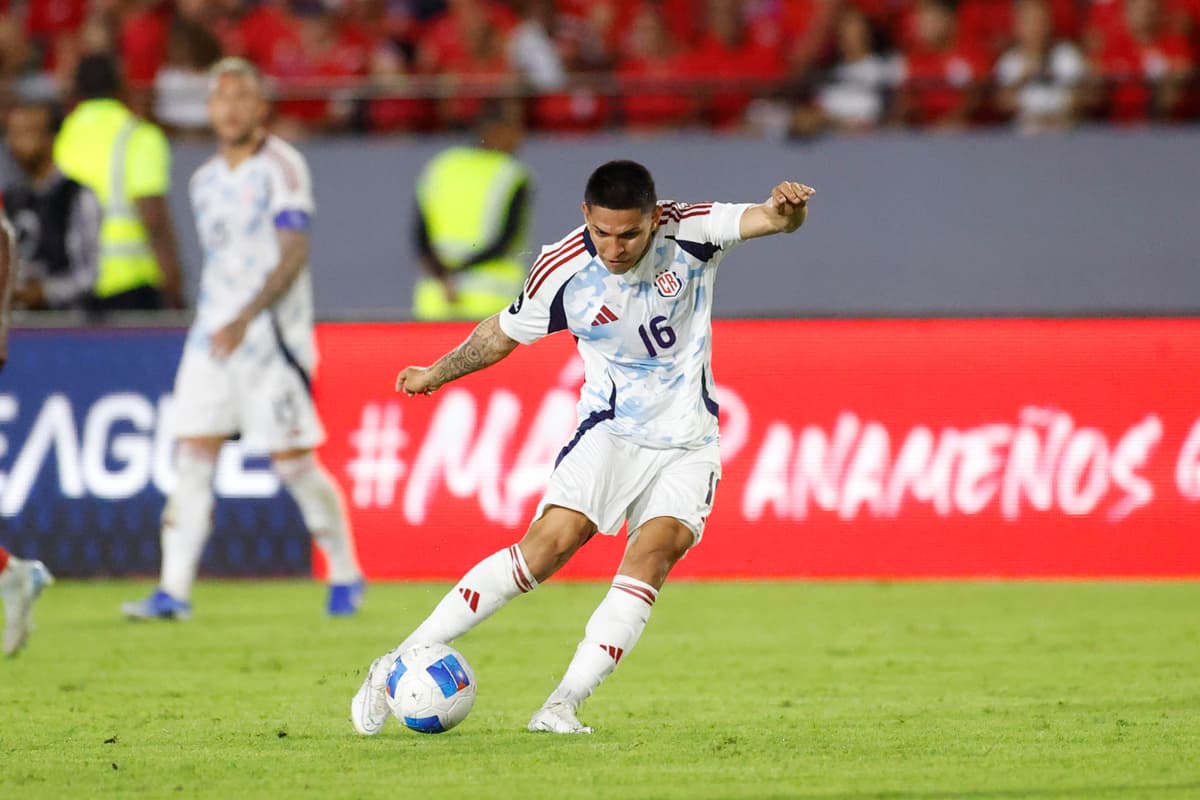 ¿SEPARADOS? Alajuelense deja fuera a los seleccionados «ticos» Bran y Vargas por incidente violento en Costa Rica