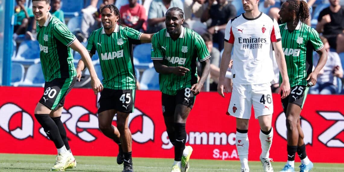 Titular el ecuatoriaño Estupiñán, pero el Milán pierde ante Sassuolo