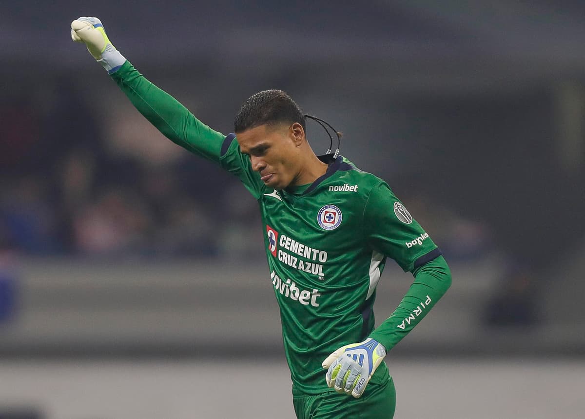 El Cruz Azul del colombiano Kevin Mier recibe a los Pumas de Keylor Navas en la final del Clausura