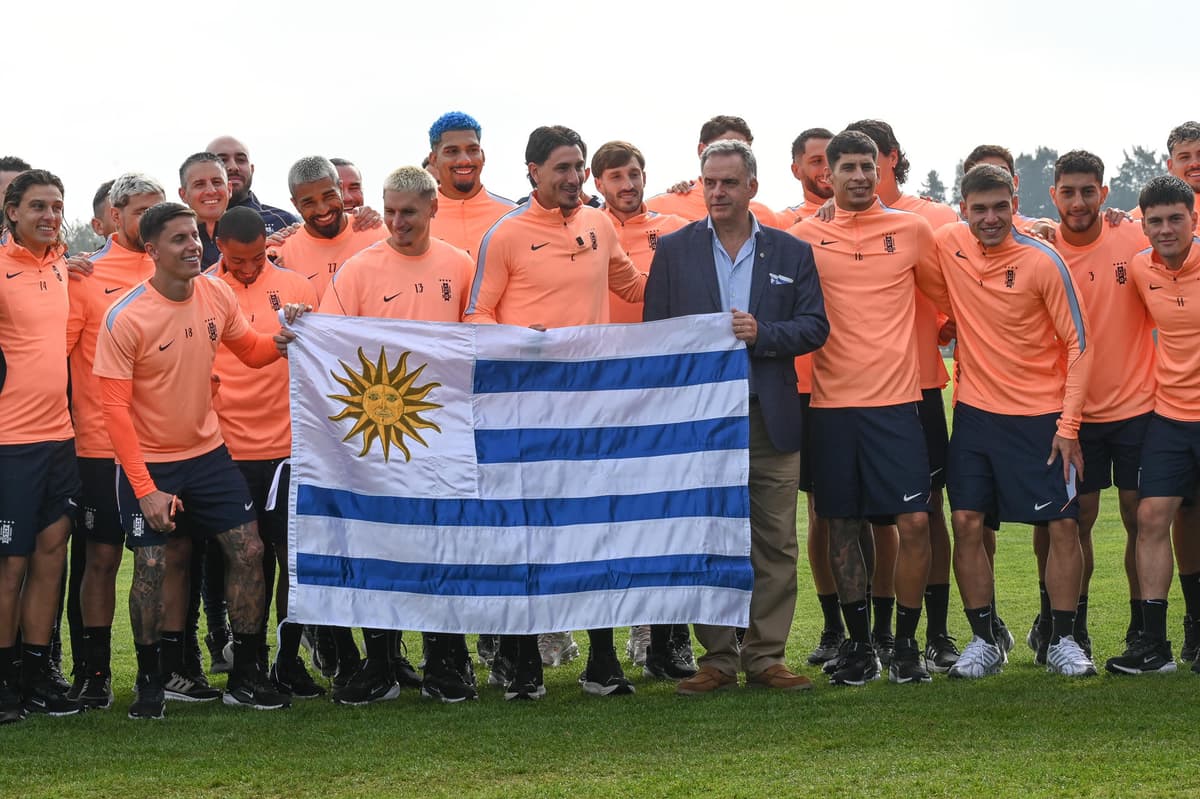 ¡PABELLÓN! Uruguay recibe el símbolo nacional de manos de Yamandú Orsi