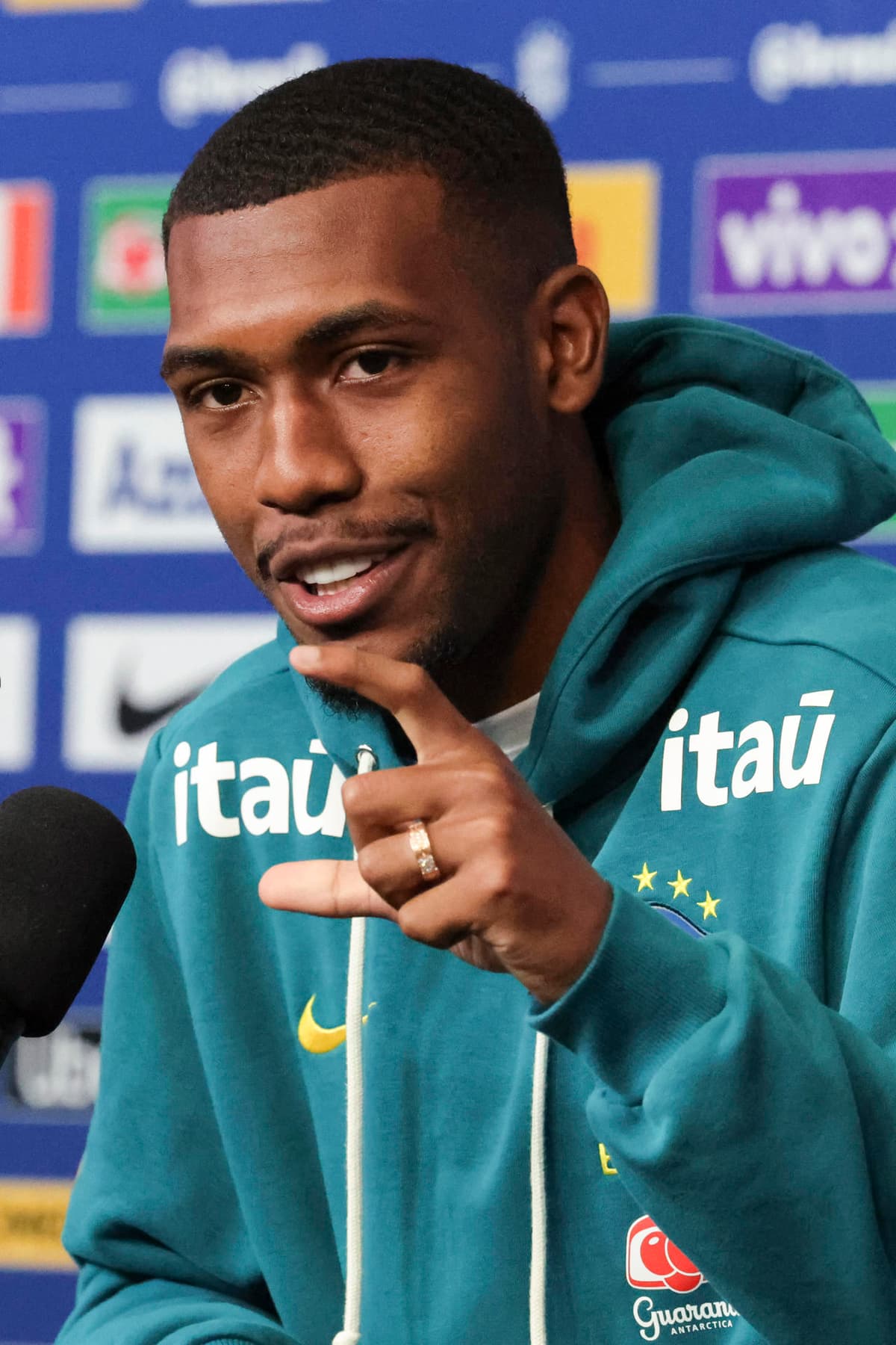 ¡SE RINDE ANTE SU LÍDER! Los brasileños Rayan y Vinícius ilusionan a Brasil antes del duelo con Japón