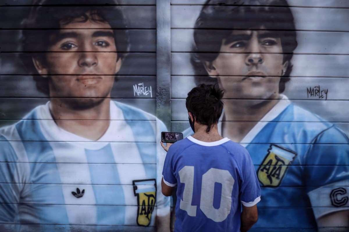 GOL QUE NO ENVEJECE: el argentino Maradona dejó atrás a los ingleses Shilton y Butcher en la jugada eterna de México 86