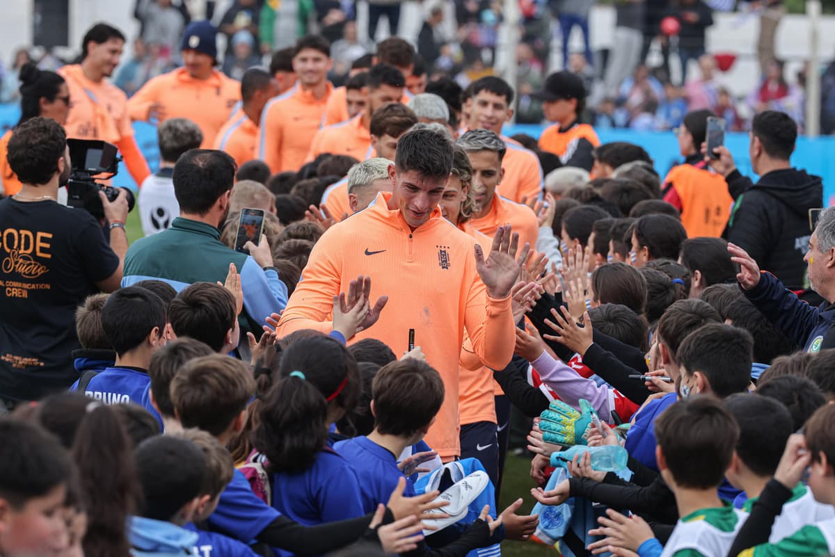 ENTRE NIÑOS La selección de Uruguay se despide arropada por cientos de infantes charrúas