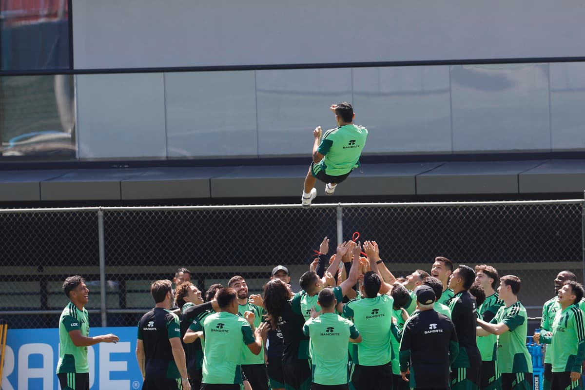 ¡SE GANÓ AL VESTUARIO! El mexicano Aguirre cambia su estilo y fortalece la unión de México en el Mundial