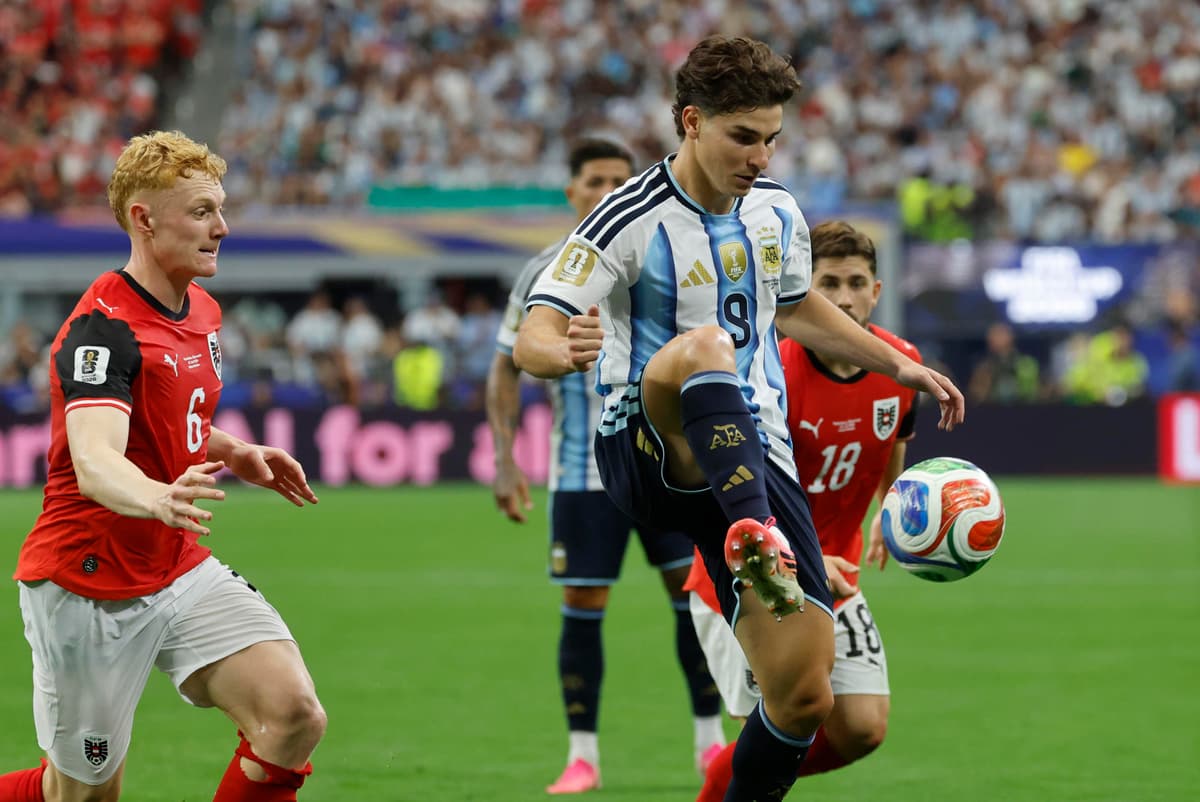 ¡GUERRA TOTAL POR ALVAREZ! El argentino Alvarez desata un conflicto entre Atlético y Barcelona