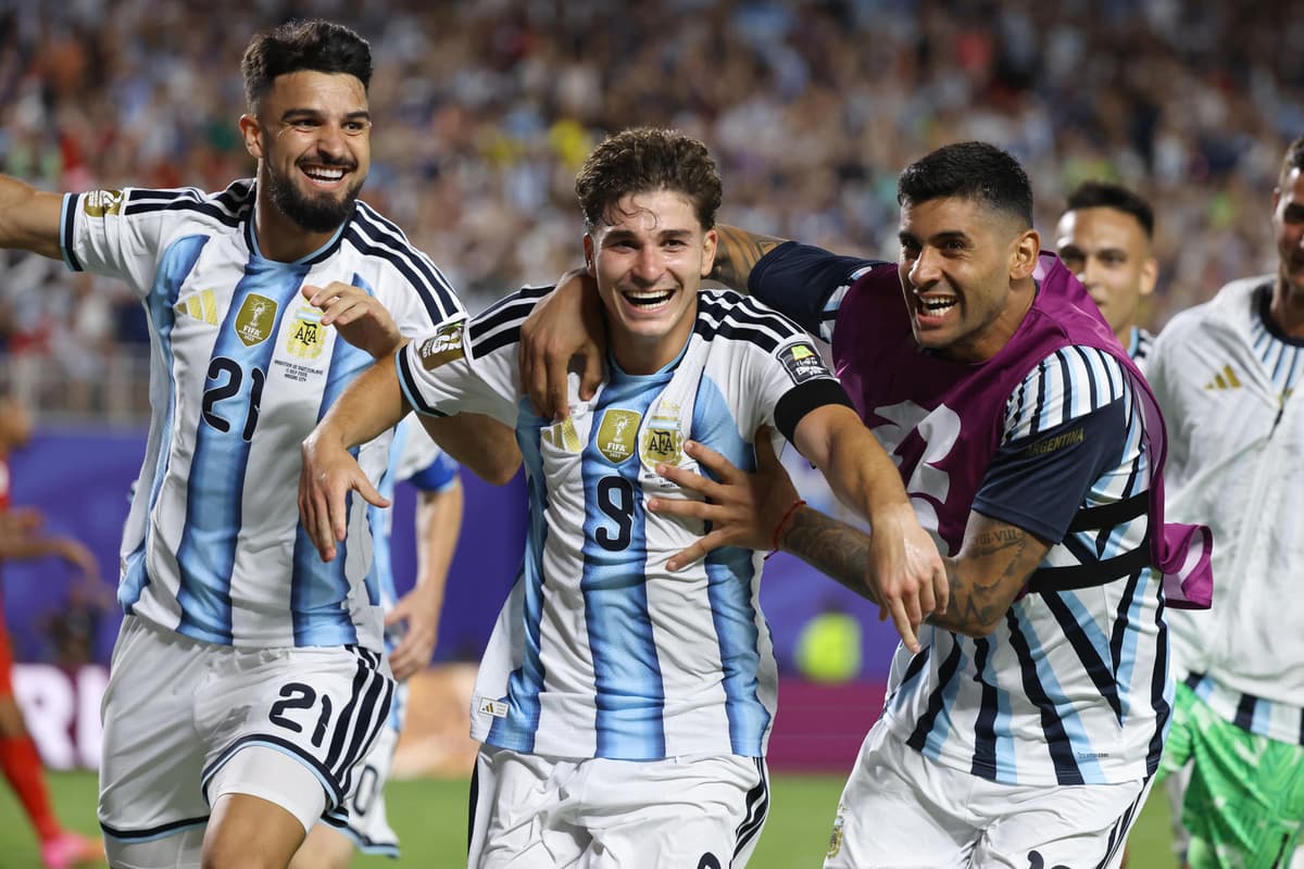 ¡LA ARAÑA PICÓ A TIEMPO! Los argentinos Álvarez y Martínez eliminan a Suiza y citan a Inglaterra