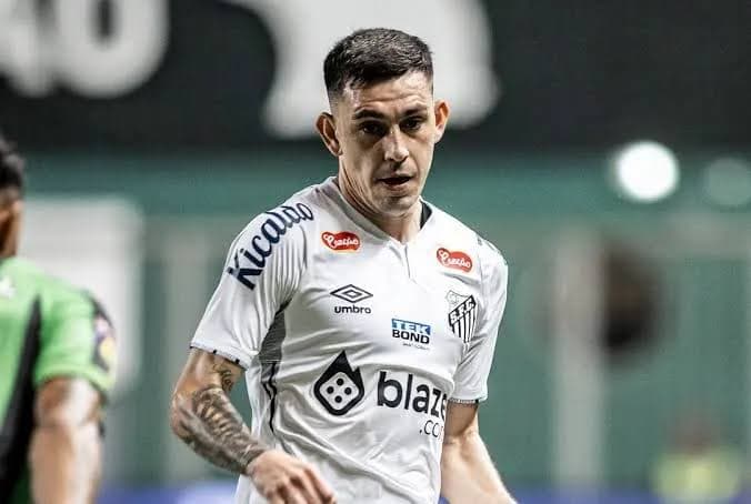 Título principal: BLINDAJE HASTA 2027: Escobar seguirá en Santos una temporada más
