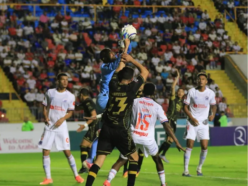 JERARQUÍA BLANCA: los hondureños Benguché y Rodríguez tumban 2-0 al debutante Mixco