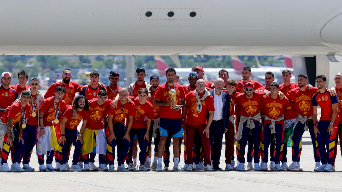 ¡MADRID RECIBE A LOS CAMPEONES! La selección española aterriza con el trofeo mundial