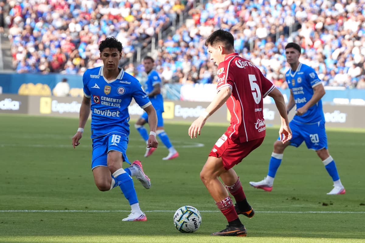 GLORIA CELESTE: el argentino Paradela y el mexicano Rodríguez hacen a Cruz Azul Campeón de Campeones