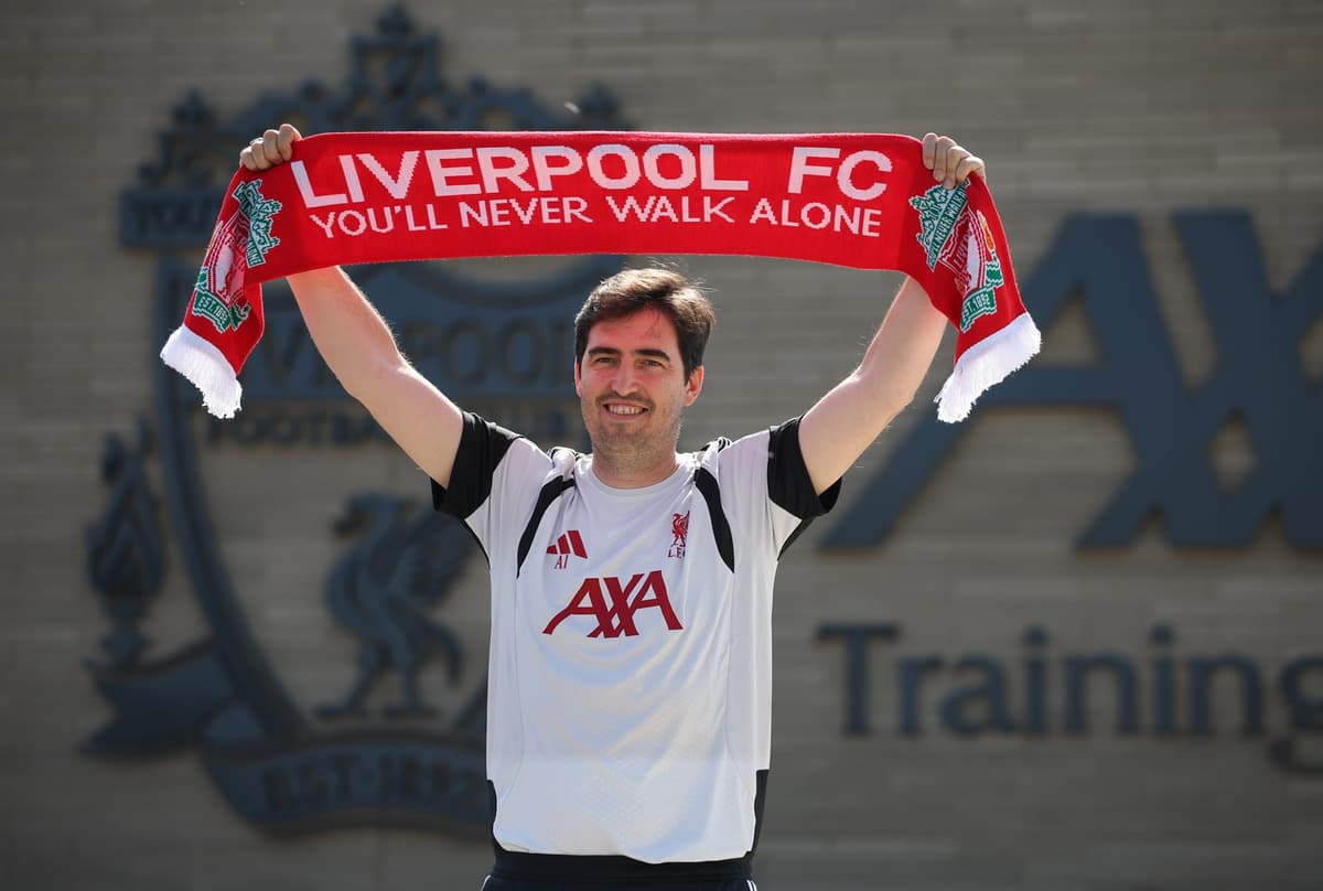 NUEVA ERA EN ANFIELD: el español Iraola pide fichajes para un Liverpool vertical, intenso y agresivo