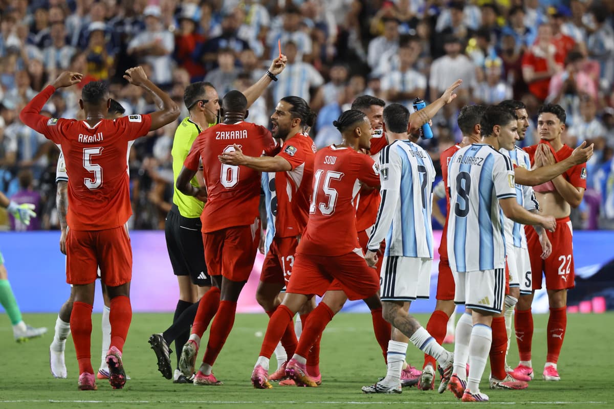 ERROR CONFIRMADO: la IFAB admite que Embolo fue expulsado por una revisión indebida sobre el argentino Paredes