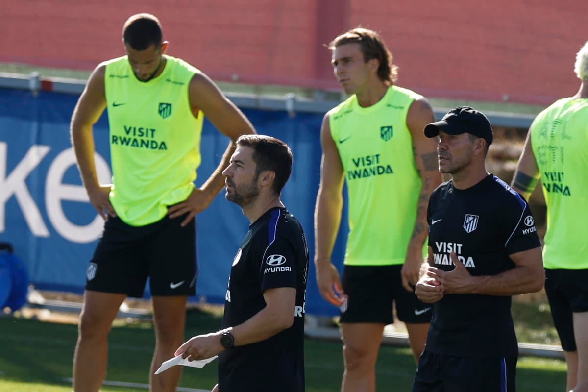 ARRANCA SIN MEDIO EQUIPO: el argentino Álvarez y el español Grimaldo condicionan la pretemporada del Atlético