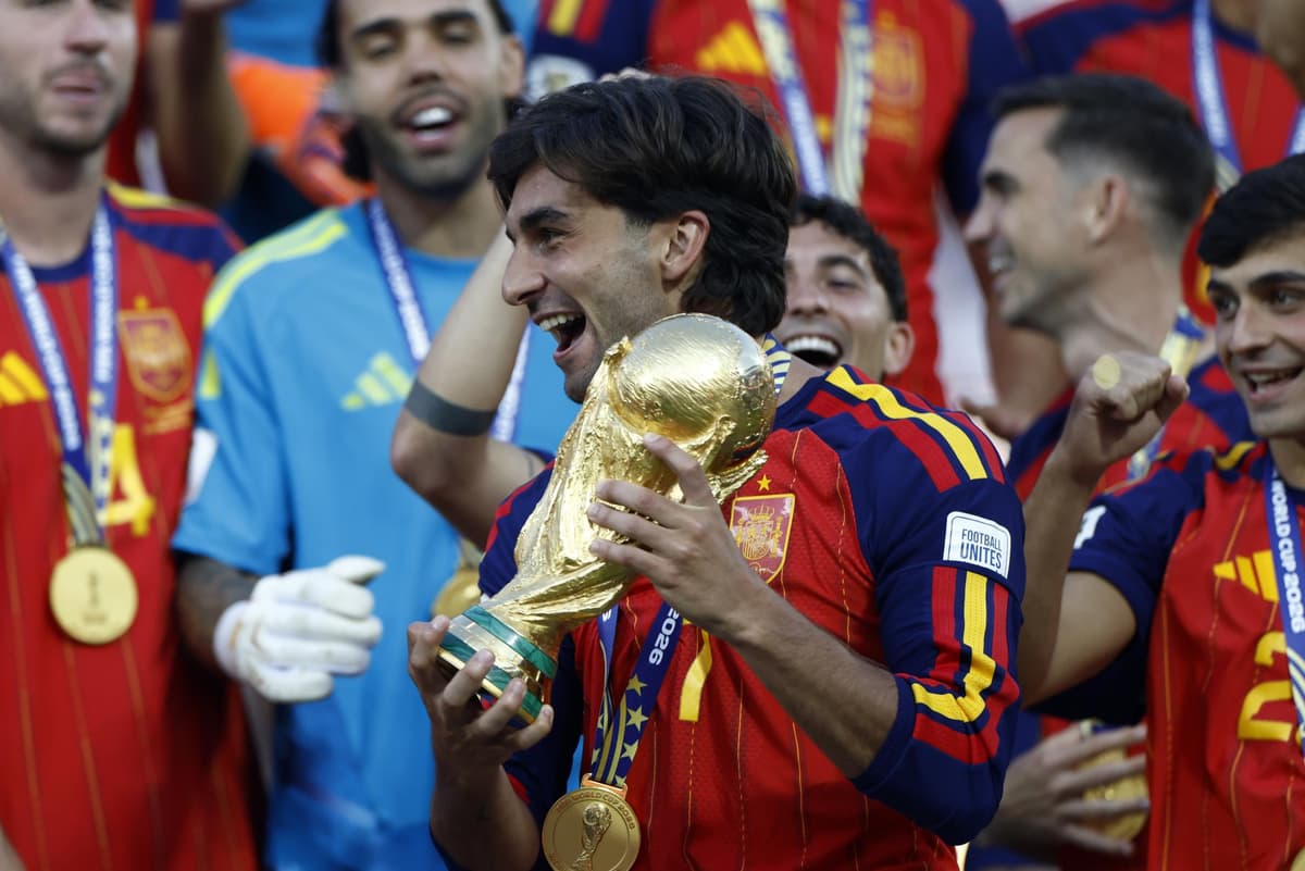 NUEVA ERA MUNDIAL: los españoles Yamal y Torres coronan el fútbol colectivo de España