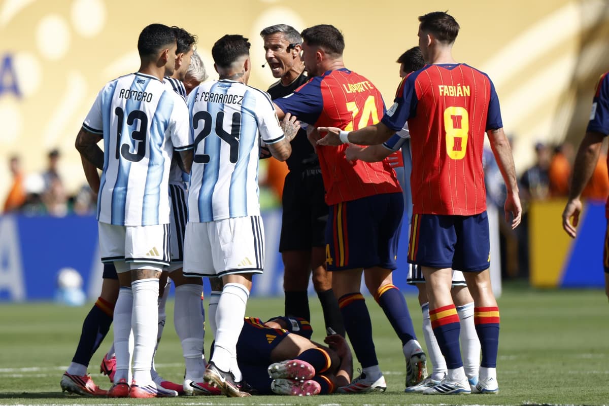 CIERRE EN LA CIMA: Vincic se retira tras arbitrar la final del Mundial 2026