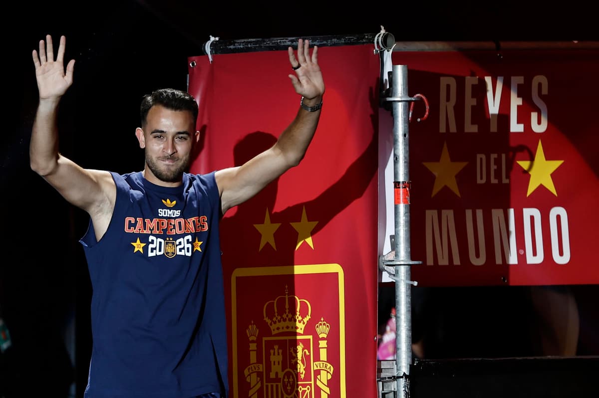 Eric García visita a sus compañeros en el entrenamiento