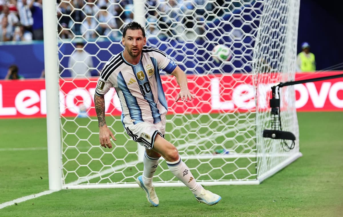 DRAMA MUNDIAL: argentino Messi, argentino Martínez y argentino Romero frenan al caboverdiano Vozinha