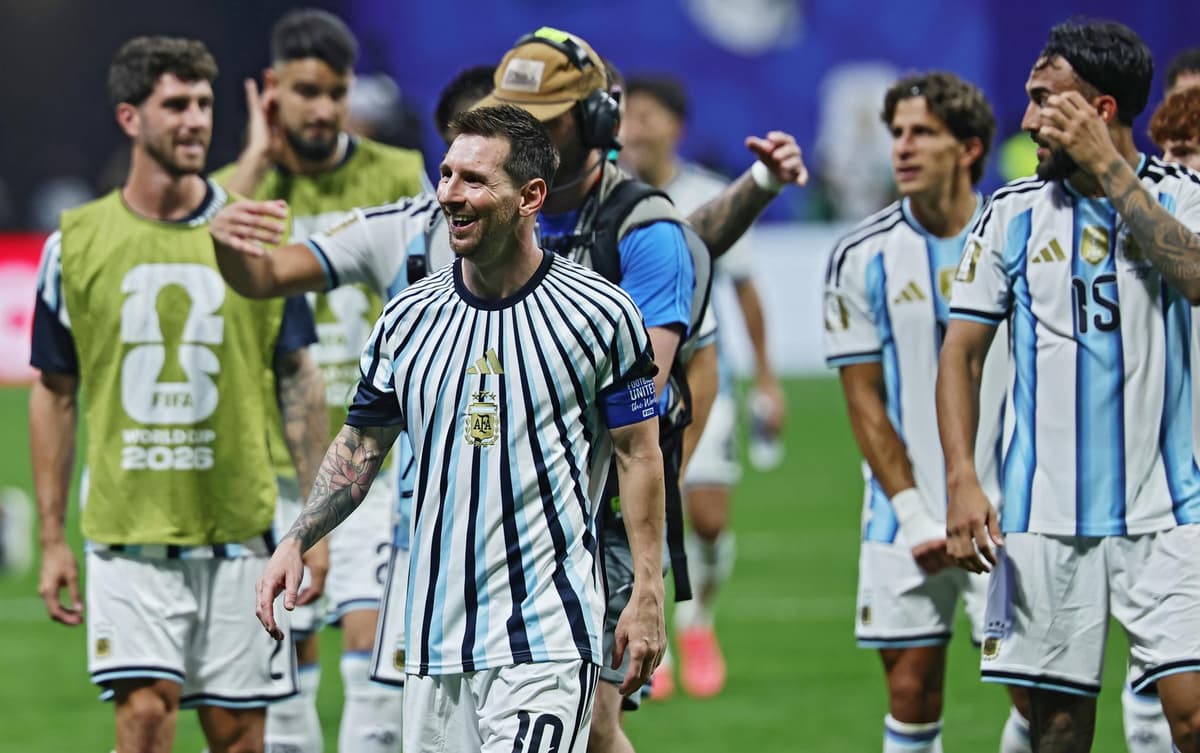DESGASTE TOTAL: españoles Cucurella, Cubarsí y Simón viajan más; argentinos Martínez, Mac Allister y Messi juegan más