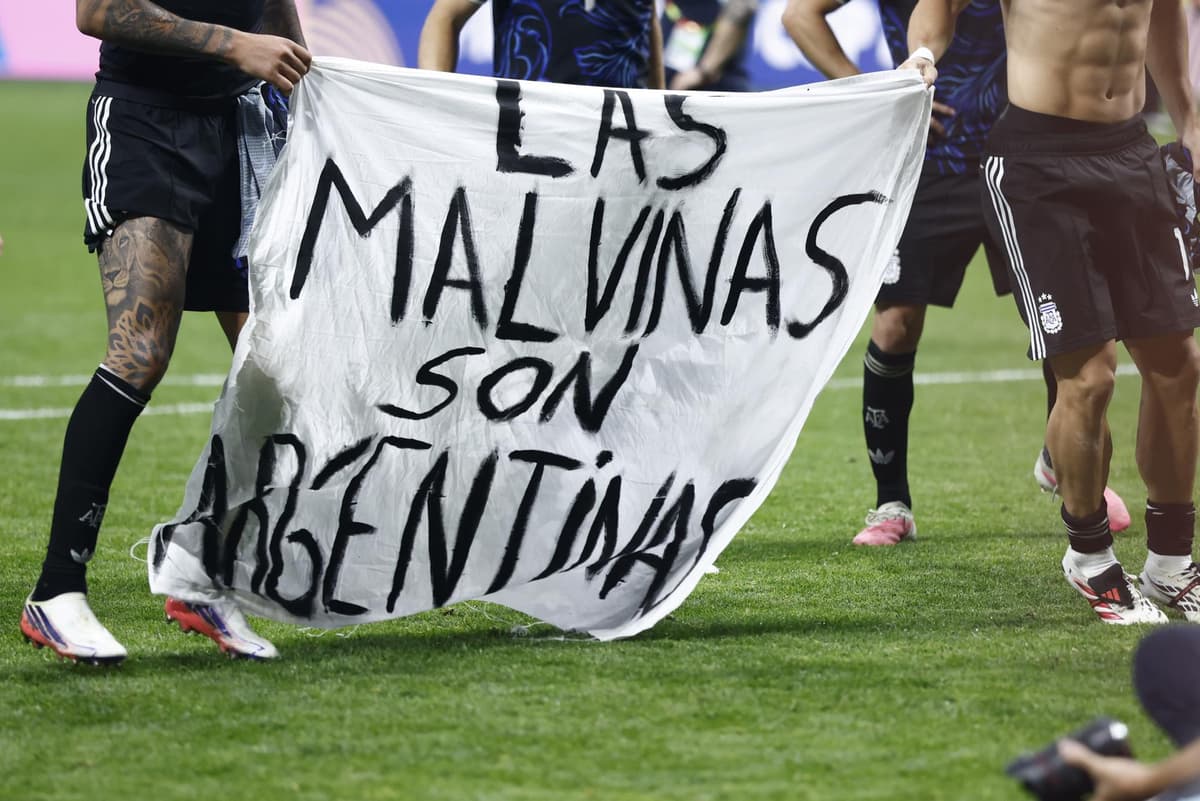 ORGULLO ALBICELESTE: los argentinos Paredes, Lo Celso y Martínez defienden la bandera de Malvinas tras vencer a Inglaterra