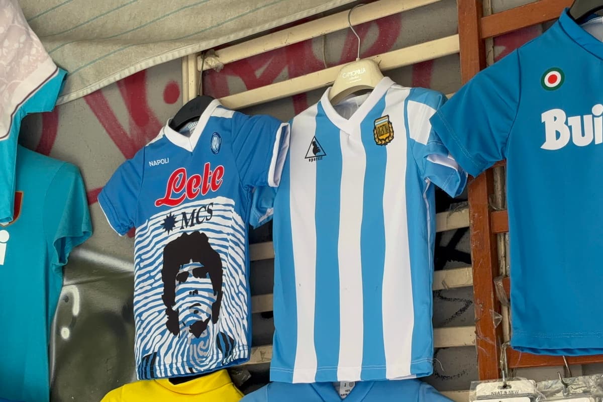 NÁPOLES ES ARGENTINA: los argentinos Maradona y Messi encienden la previa de la final ante España