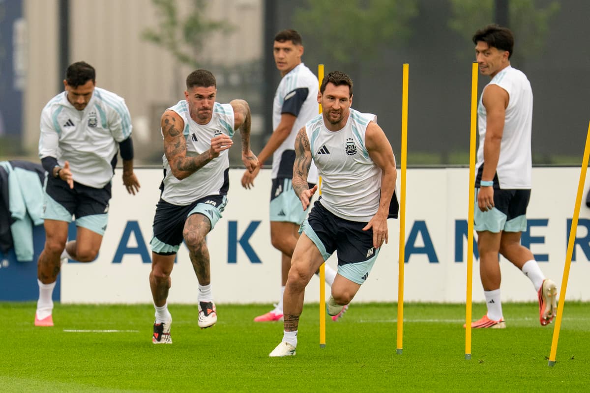 ÚLTIMA PRÁCTICA MUNDIALISTA: el argentino Messi entrena bajo la lluvia antes de la final ante España