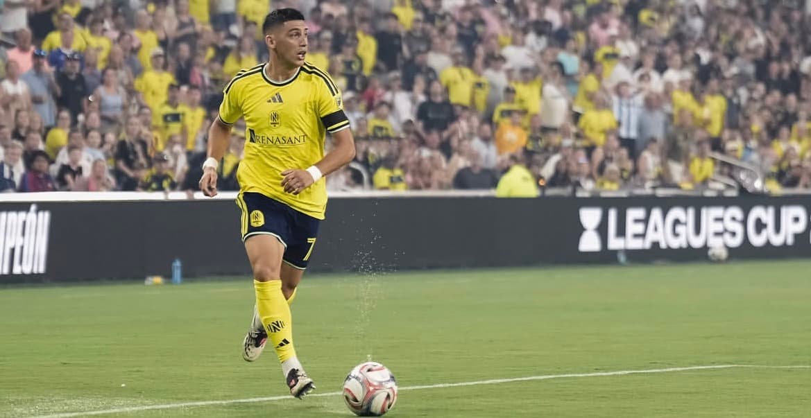 ¡ASISTENCIA CLAVE! El argentino Espinoza lidera a los latinos en triunfo de Nashville SC