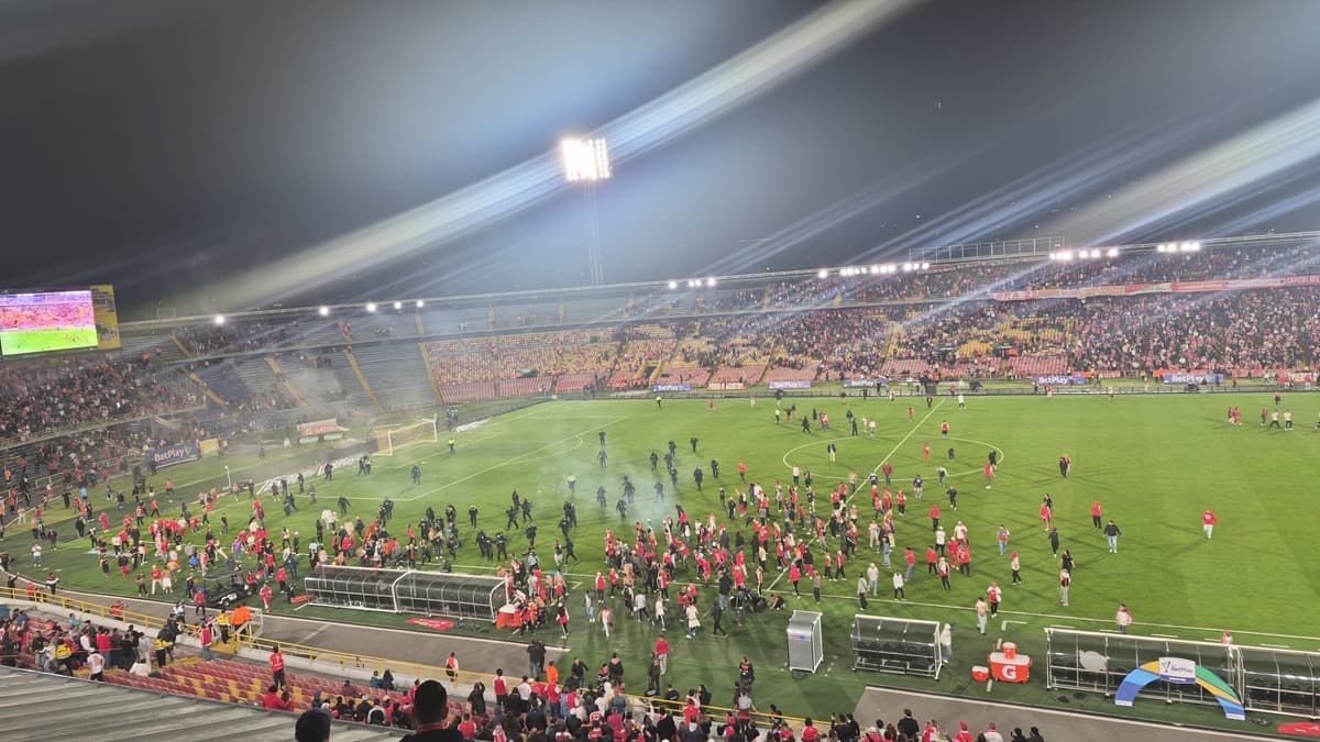 ¡TENSIÓN! Bogotá anuncia sanciones tras violencia entre hinchas en El Campín